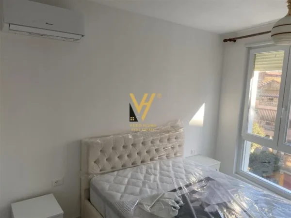 Tirane, jepet me qera apartament 1+1+Ballkon Kati 3, 655 m² 550 € (TREGU ELEKTRIK)