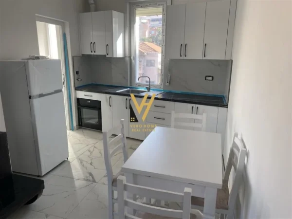 Tirane, jepet me qera apartament 1+1+Ballkon Kati 3, 655 m² 550 € (TREGU ELEKTRIK)