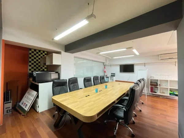 Tirane, jepet me qera zyre , 158 m² 2.000 € (tek ish mjellma ne bllok)