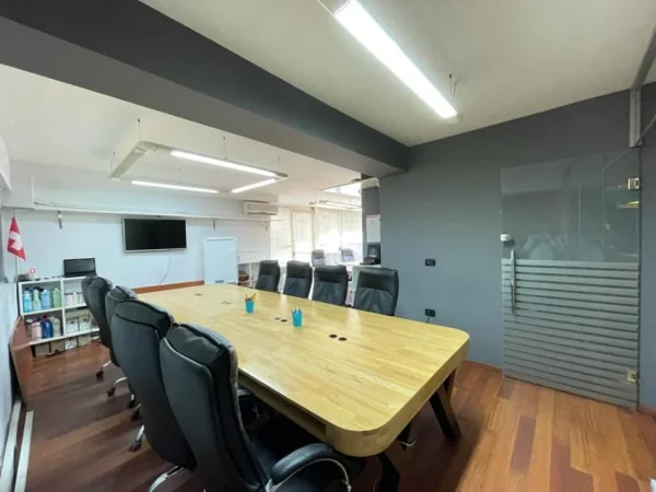 Tirane, jepet me qera zyre , 158 m² 2.000 € (tek ish mjellma ne bllok)