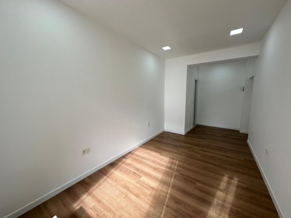 Tirane, jepet me qera ambjent biznesi Kati 0, 15 m² 450 € (Rruga Myslym Shyri)