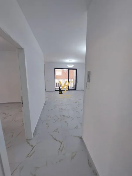 Tirane, jepet me qera apartament 2+1+Ballkon Kati 1, 120 m² 800 € (ISH TREGU ELEKTRIK)
