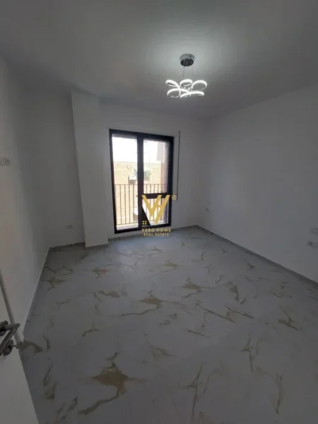 Tirane, jepet me qera apartament 2+1+Ballkon Kati 1, 120 m² 800 € (ISH TREGU ELEKTRIK)