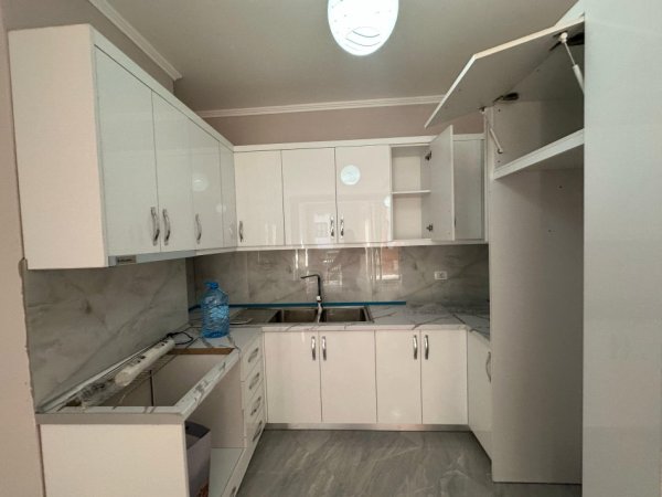 Tirane, jepet me qera apartament 1+1+Aneks+Ballkon Kati 5, 67 m² 500 € (rruga 5 maji)