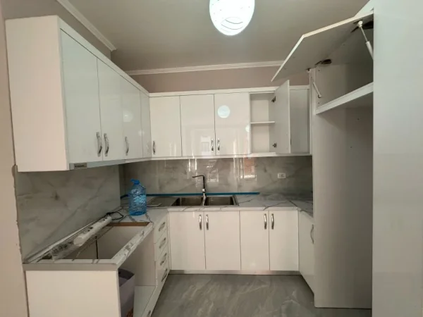 Tirane, jepet me qera apartament 1+1+Aneks+Ballkon Kati 5, 67 m² 500 € (rruga 5 maji)