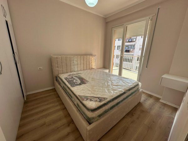 Tirane, jepet me qera apartament 1+1+Aneks+Ballkon Kati 5, 67 m² 500 € (rruga 5 maji)