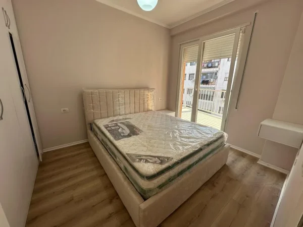Tirane, jepet me qera apartament 1+1+Aneks+Ballkon Kati 5, 67 m² 500 € (rruga 5 maji)