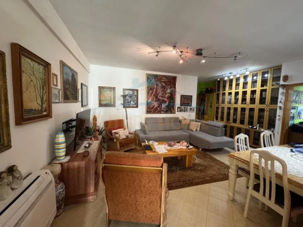 Shitet, Apartament 2+1+Garazhd, Kodra e Diellit pran nenkalimit te komunes, Tirane