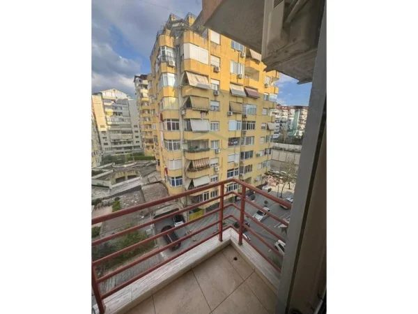 Tirane, jepet me qera apartament 2+1 Kati 5, 100 m² 500 € (KOMUNA E PARISIT)