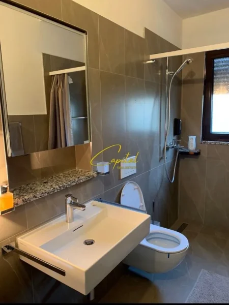 Tirane, jepet me qera zyre Kati 2, 60 m² 1.500 € (QENDER)