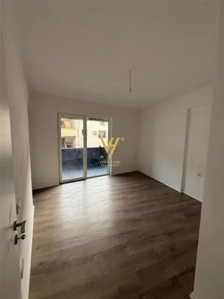 Tirane, jepet me qera dyqan Kati 2, 108 m² 850 € (RRUGA E DURRESIT)