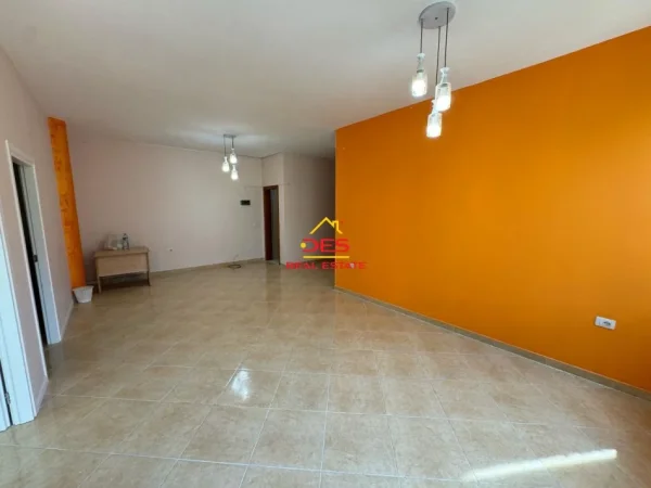 Vlore, jepet me qera ambjent biznesi Kati 2, 89 m² 350 € (Rruga Veledin kollozi)