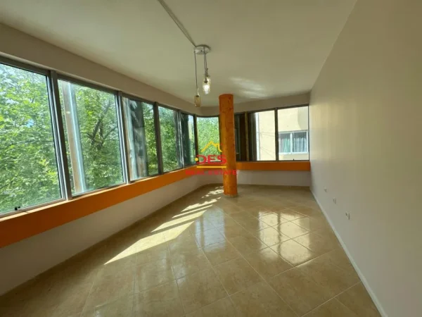 Vlore, jepet me qera ambjent biznesi Kati 2, 89 m² 350 € (Rruga Veledin kollozi)