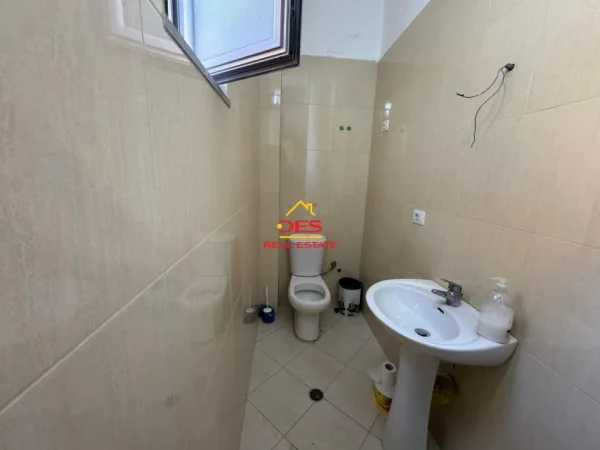 Vlore, jepet me qera ambjent biznesi Kati 2, 89 m² 350 € (Rruga Veledin kollozi)