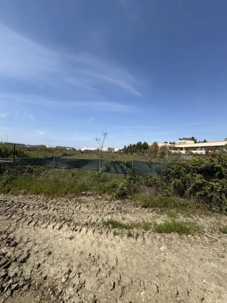 Durres, shitet toke , 8.801 m² (Mbikalimi i Fllakes)