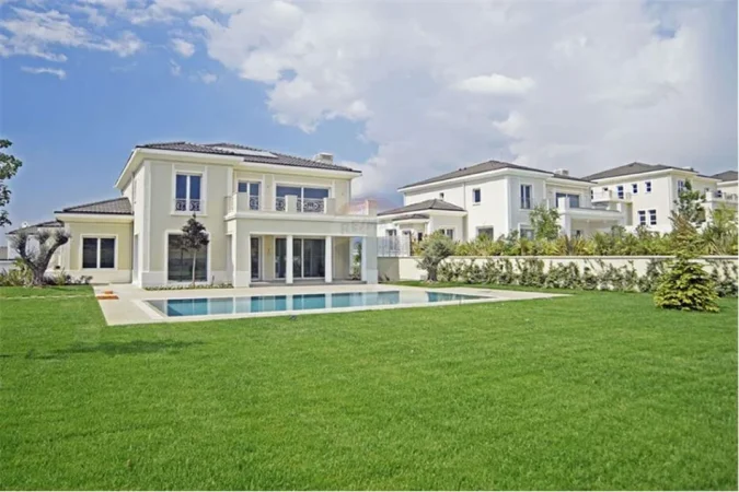 Tirane, shes Vile 3 Katshe Kati 3, 688 m² 1.580.000 € (Petrel)