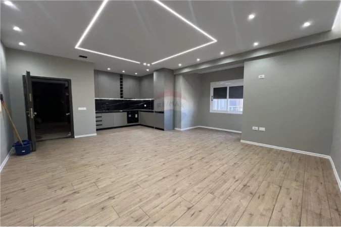 Vlore - Lungomare - Uji i Ftohte, shitet apartament 2+1+Ballkon Kati 5, 120 m² 199.000 € (Lungomare)