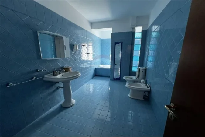 Vlore, shitet apartament 3+1+Ballkon Kati 9, 160 m² 165.000 € (Rr.Kosova)