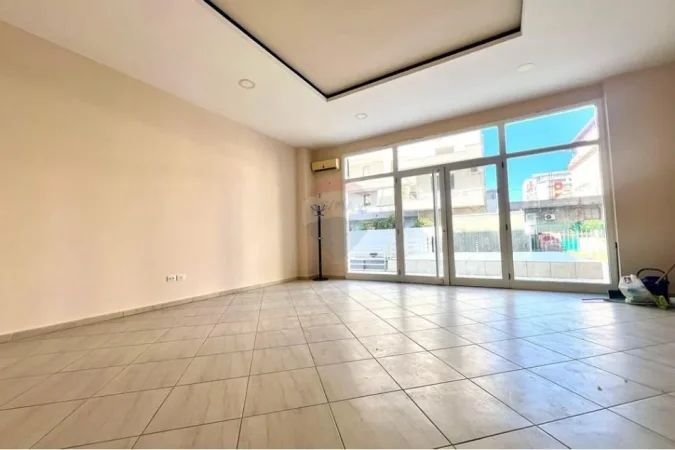 Vlore, jepet me qera dyqan Kati 0, 50 m² 300 € (Albano&amp;Romina)