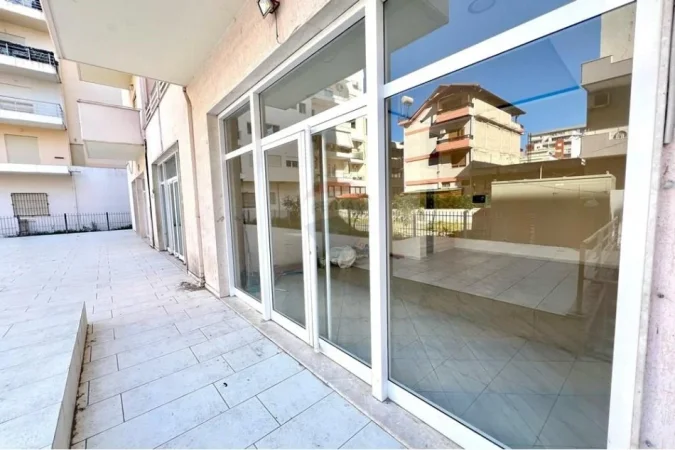 Vlore, jepet me qera dyqan Kati 0, 50 m² 300 € (Albano&amp;Romina)