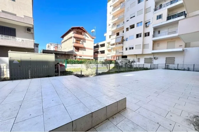 Vlore, jepet me qera dyqan Kati 0, 50 m² 300 € (Albano&amp;Romina)