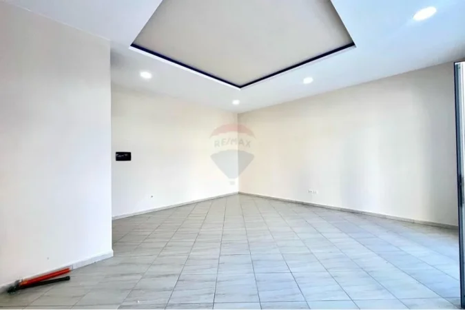 Vlore, jepet me qera dyqan Kati 0, 50 m² 300 € (Albano&amp;Romina)