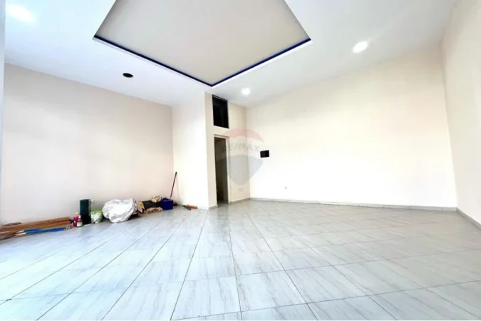 Vlore, jepet me qera dyqan Kati 0, 50 m² 300 € (Albano&amp;Romina)