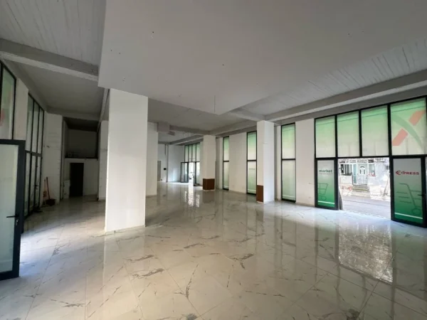 Tirane, jepet me qera ambjent biznesi Kati 0, 200 m² 2.400 € (Rruga Irfan Tomini)