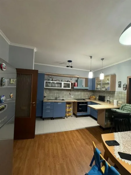 Tirane, shes apartament 3+1 Kati 5, 103 m² 270.000 € (rruga e kosovareve)