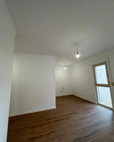 Tirane, shes apartament 1+1+Ballkon Kati 1, 43 m² 120.000 € (Rr Haxhi Hysen Dalliu,Te Prokuroria e Tiranes)