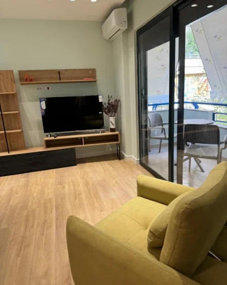 Tirane, jepet me qera apartament 1+1+Ballkon Kati 2, 67 m² 750 € (Te lulishtja te Komuna E Parisit)
