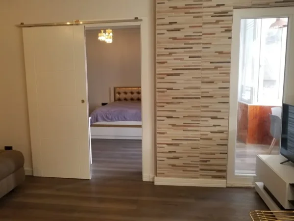 Tirane, jepet me qera apartament 1+1+Ballkon Kati 4, 60 m² 620 € (Rr. Tish Dahija prane Kristal Center)