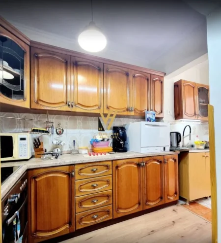 Tirane, jepet me qera apartament 2+1+Ballkon Kati 5, 70 m² 600 € (RRUGA E BARRIKADAVE)