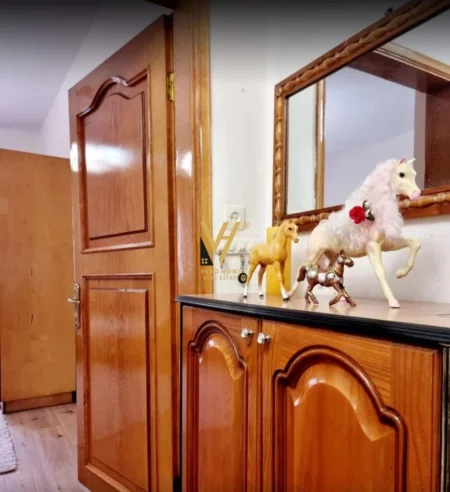 Tirane, jepet me qera apartament 2+1+Ballkon Kati 5, 70 m² 600 € (RRUGA E BARRIKADAVE)