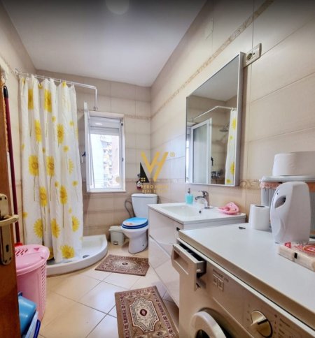 Tirane, jepet me qera apartament 2+1+Ballkon Kati 5, 70 m² 600 € (RRUGA E BARRIKADAVE)