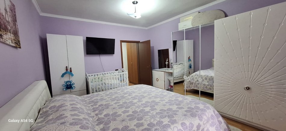 Tirane, jepet me qera apartament 2+1+Ballkon Kati 2, 70.000 € (Rruga e Kroit)