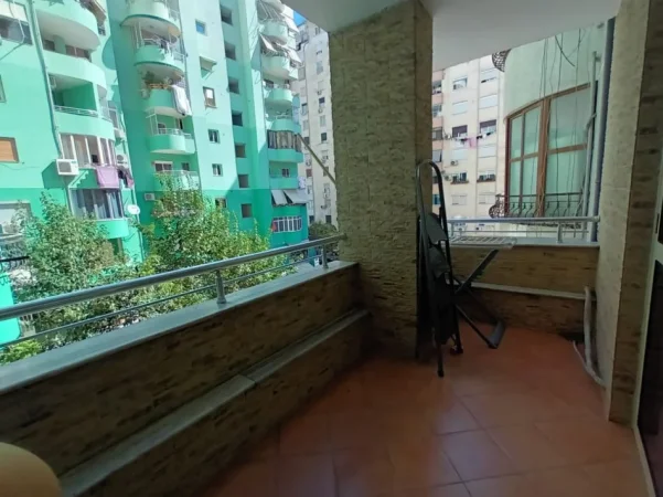Tirane, jepet me qera apartament 2+1+Ballkon Kati 2, 70.000 € (Rruga e Kroit)