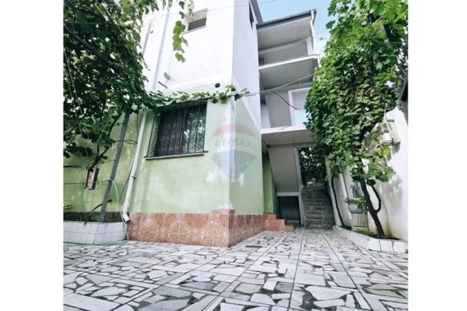 Tirane, jepet me qera apartament 2+1 Kati 1, 100 m² 430 € (APARTAMENT 2+1 PER QIRA PRANE SPITALIT USHTARAK!)