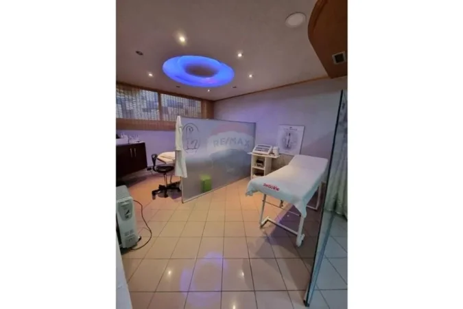 Tirane, jepet me qera ambjent biznesi Kati 0, 148 m² 1.200 € (Dyqan me Qira – Rruga e Durrësit!)