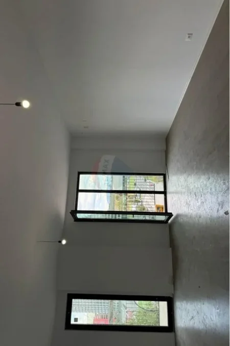 Tirane, jepet me qera ambjent biznesi Kati 3, 151 m² 1.800 € (AMBIENT ZYRASH PER QIRA TEK ALTANA RESIDENCE!)