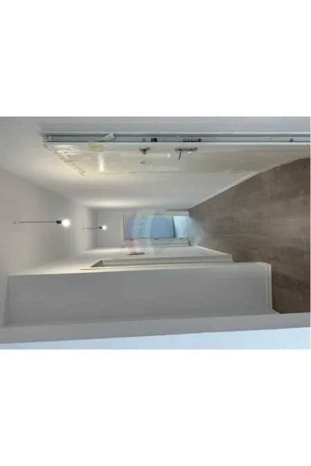 Tirane, jepet me qera ambjent biznesi Kati 3, 151 m² 1.800 € (AMBIENT ZYRASH PER QIRA TEK ALTANA RESIDENCE!)