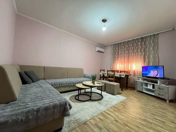 Tirane, jepet me qera 1+1 Kati 3, 65 m² 400 € 