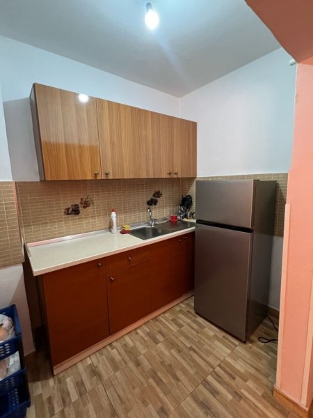 Tirane, jepet me qera 1+1 Kati 3, 65 m² 400 € 