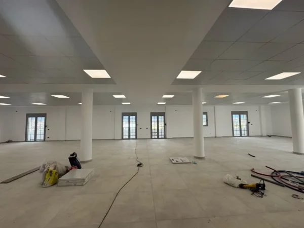 Tirane, jepet me qera ambjent biznesi Kati 4, 380 m² 1.500 € 