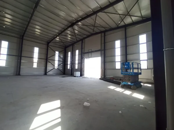 Tirane, jepet me qera magazine Kati 0, 1.000 m² 5.000 € (Autostrada Tirane-Durres)