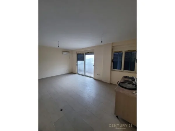 Tirane, shes godinë 5-katëshe , 655 m² 700.000 € (Sauk)