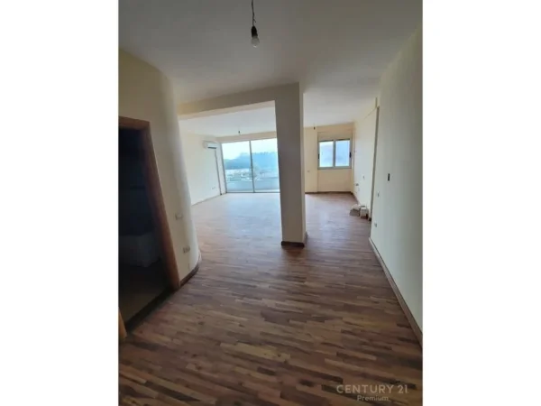 Tirane, shes godinë 5-katëshe , 655 m² 700.000 € (Sauk)