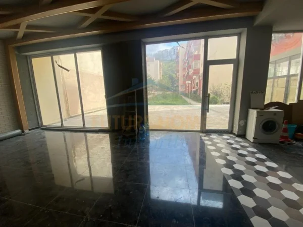 Tirane, shitet ambjent biznesi Kati 0, 384 m² 300.000 € (Fresku)