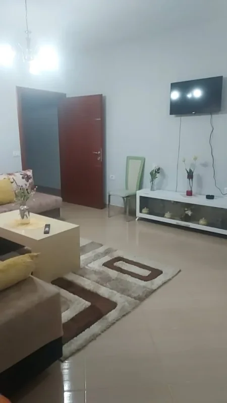 Pogradec, jepet me qera apartament 1+1+Aneks+Ballkon Kati 2, 40 € (Rruga e stadiumit Pogradec)