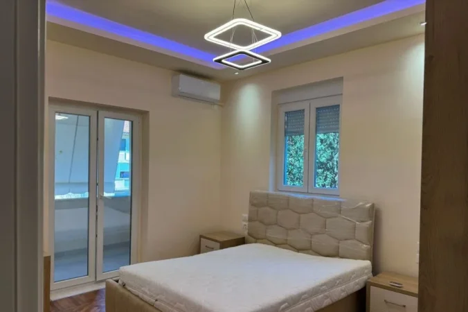 Tirane, jepet me qera apartament 1+1+Aneks+Ballkon Kati 3, 74 m² 600 € (rruga e dibres)
